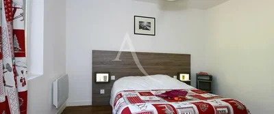 Wohnzimmer; holzboden, tageslicht, moderner stil, hohe decken