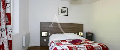 Living room; wood floor, natural light, modern style, high ceiling