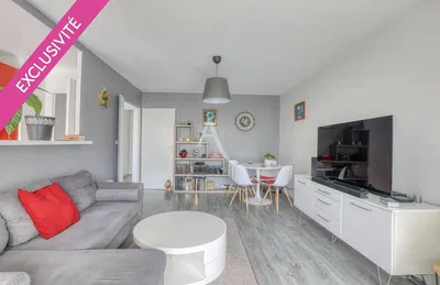 Woonkamer; houten vloer, natuurlijk licht, moderne stijl, hoge plafonds