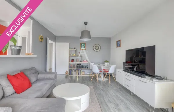 Woonkamer; houten vloer, natuurlijk licht, moderne stijl, hoge plafonds