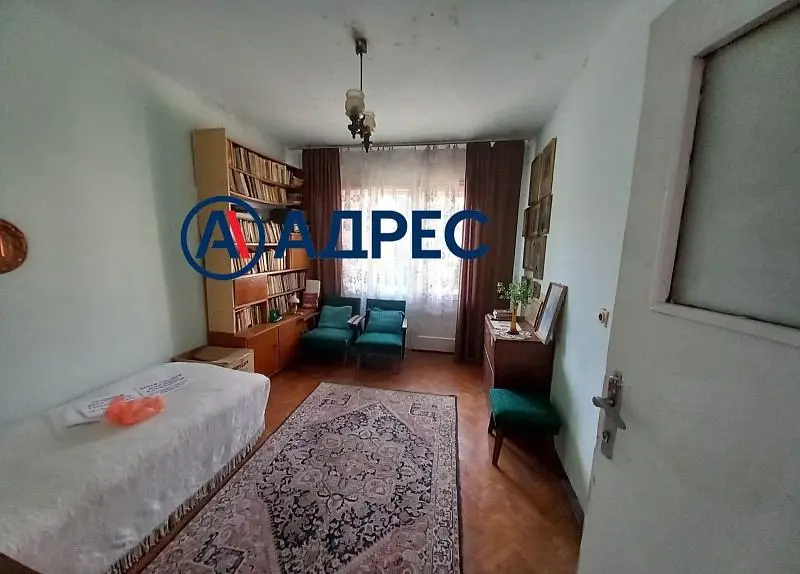 Wohnzimmer; holzboden, tageslicht, moderner stil, hohe decken