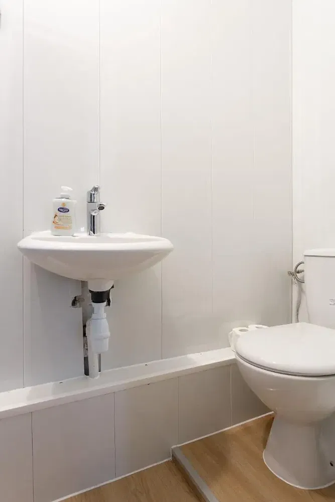 Wohnzimmer; holzboden, tageslicht, moderner stil, hohe decken