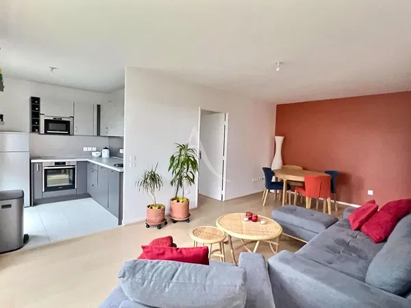 Salón; suelo de madera, luz natural, estilo moderno, techos altos