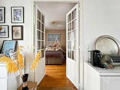 Wohnzimmer; holzboden, tageslicht, moderner stil, hohe decken