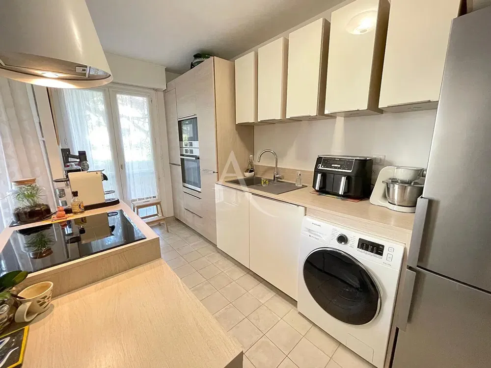 غرفة معيشة; أرضية خشبية, ضوء طبيعي, أسلوب عصري, أسقف عالية