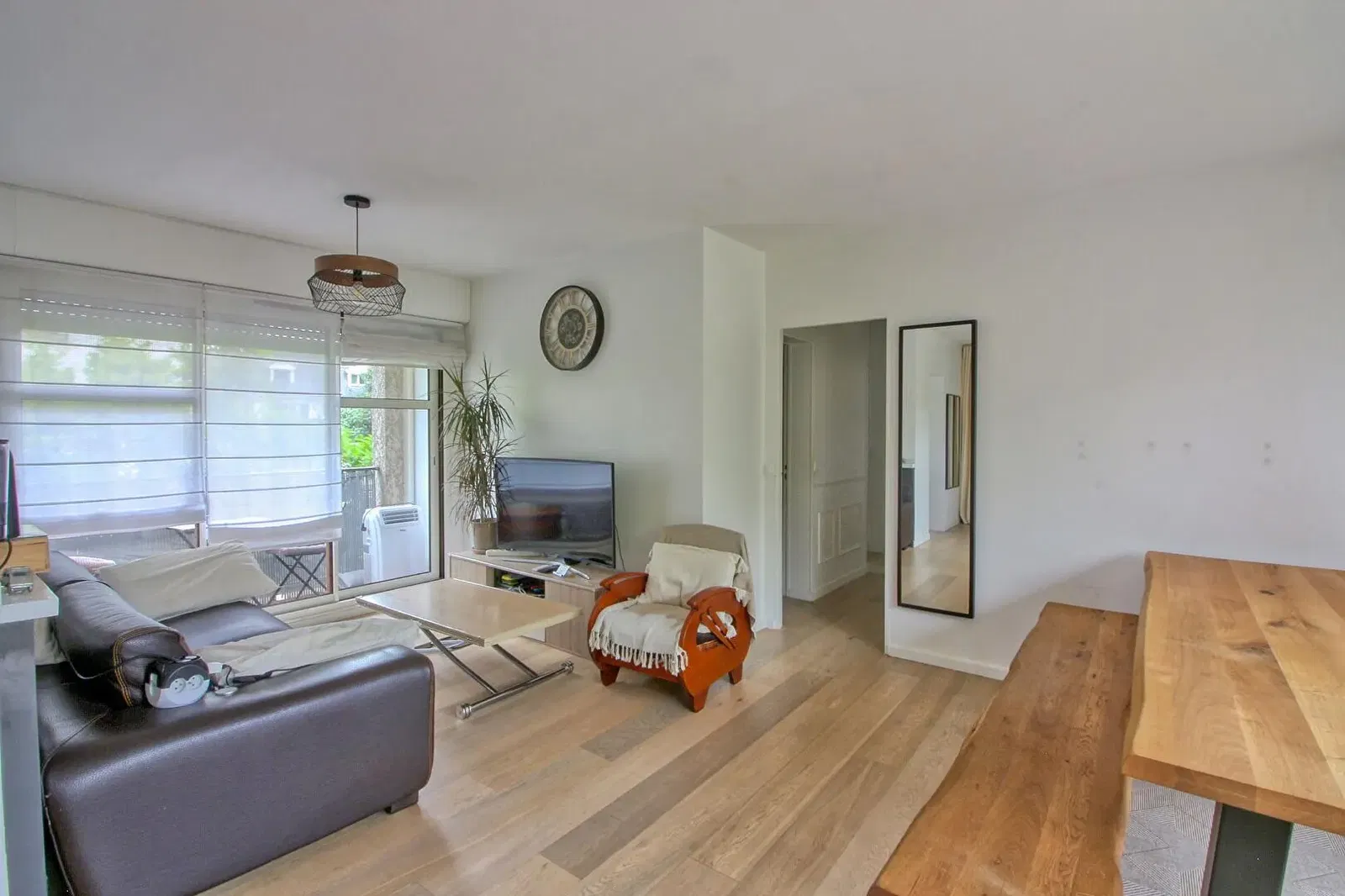 غرفة معيشة; أرضية خشبية, ضوء طبيعي, أسلوب عصري, أسقف عالية