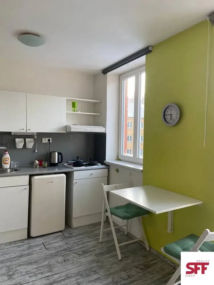 Σαλόνι; ξύλινο πάτωμα, φυσικό φως, μοντέρνο στυλ, ψηλά ταβάνια