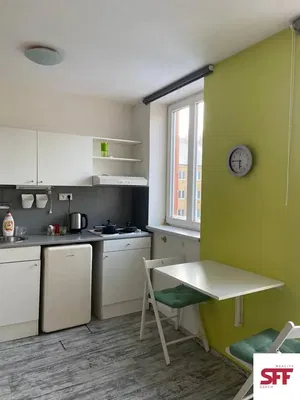 Σαλόνι; ξύλινο πάτωμα, φυσικό φως, μοντέρνο στυλ, ψηλά ταβάνια