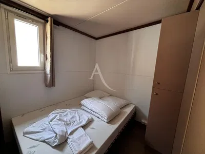 Living room; wood floor, natural light, modern style, high ceiling