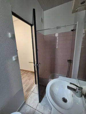 غرفة معيشة; أرضية خشبية, ضوء طبيعي, أسلوب عصري, أسقف عالية