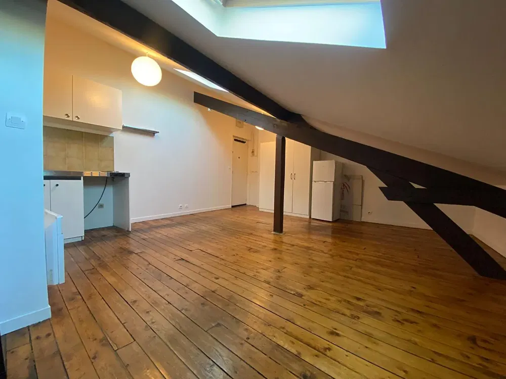 Oturma odası; ahşap zemin, doğal ışık, modern stil, yüksek tavan