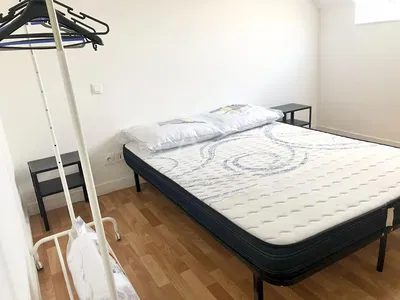 Living room; wood floor, natural light, modern style, high ceiling