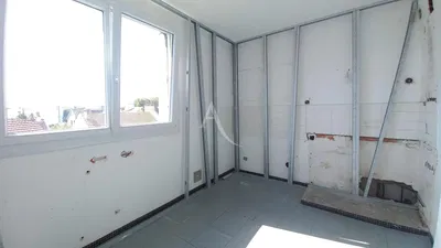 Soggiorno; pavimento in legno, luce naturale, stile moderno, soffitti alti