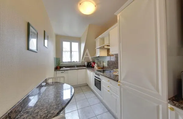 Wohnzimmer; holzboden, tageslicht, moderner stil, hohe decken