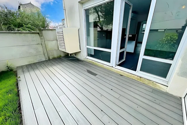 Wohnzimmer; holzboden, tageslicht, moderner stil, hohe decken