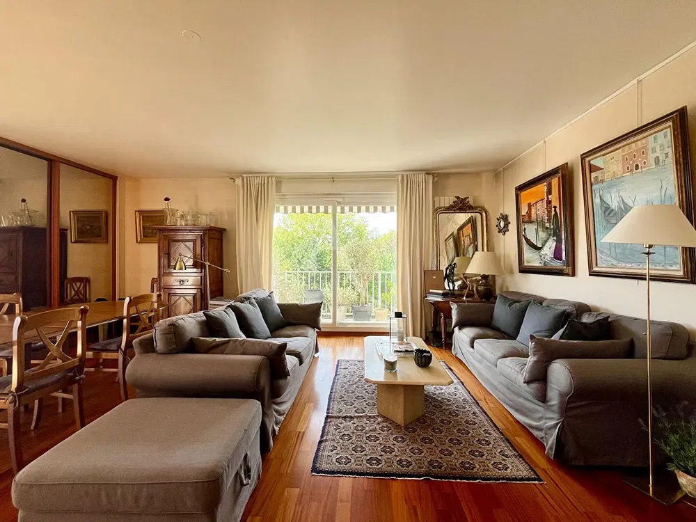 Kuchyňa; kuchynské spotrebiče, drevená podlaha, prirodzené svetlo, moderný štýl, po rekonštrukcii