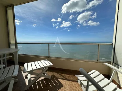 غرفة معيشة; أرضية خشبية, ضوء طبيعي, أسلوب عصري, أسقف عالية