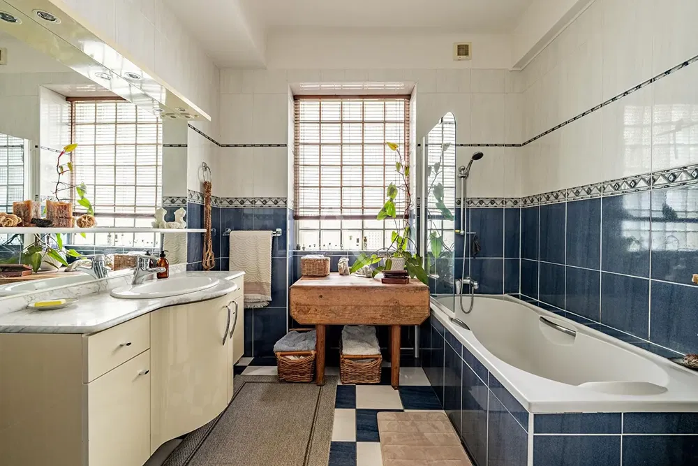 Woonkamer; houten vloer, natuurlijk licht, moderne stijl, hoge plafonds