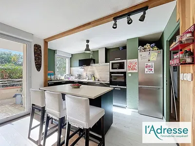 Dnevni boravak; drveni pod, prirodna svjetlost, moderan stil, visoki stropovi