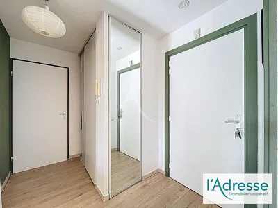 Dnevni boravak; drveni pod, prirodna svjetlost, moderan stil, visoki stropovi