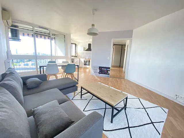 Salon; parquet, lumière naturelle, style moderne, hauteur sous plafond