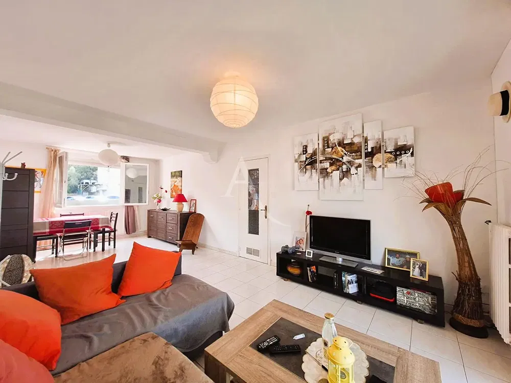 غرفة معيشة; أرضية خشبية, ضوء طبيعي, أسلوب عصري, أسقف عالية