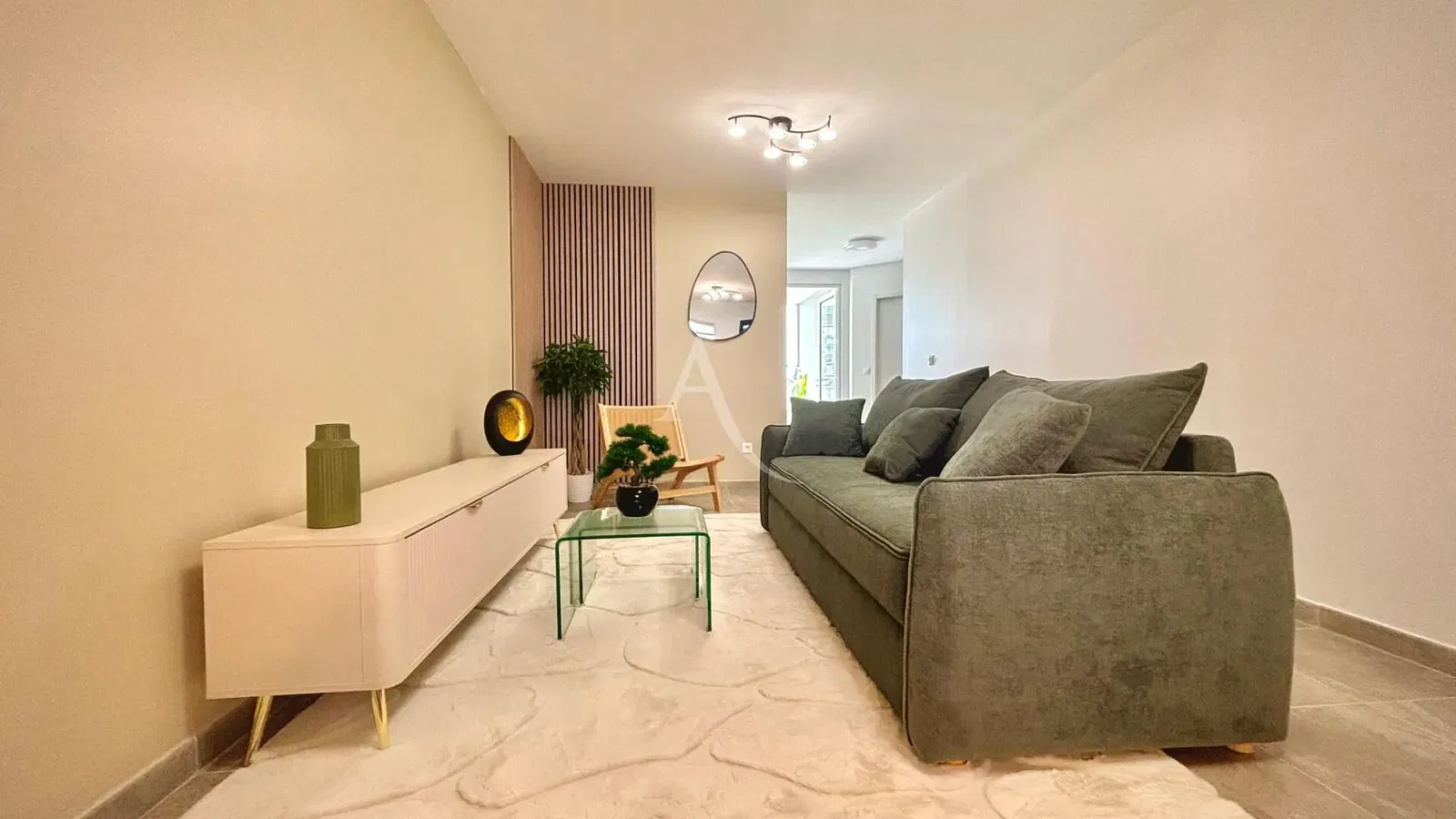 Oturma odası; ahşap zemin, doğal ışık, modern stil, yüksek tavan