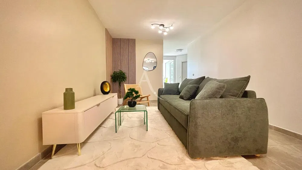 Oturma odası; ahşap zemin, doğal ışık, modern stil, yüksek tavan