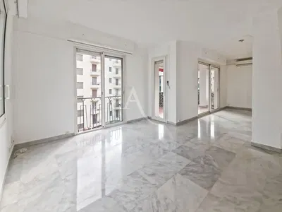 Salon; parquet, lumière naturelle, style moderne, hauteur sous plafond