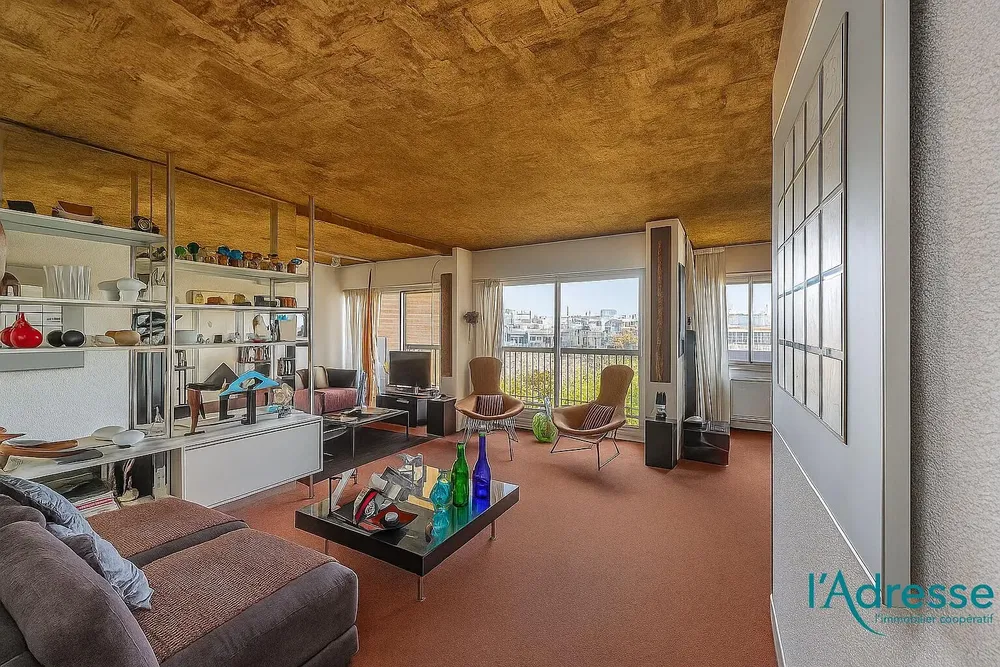 Хол; дървен под, естествена светлина, модерен стил, високи тавани