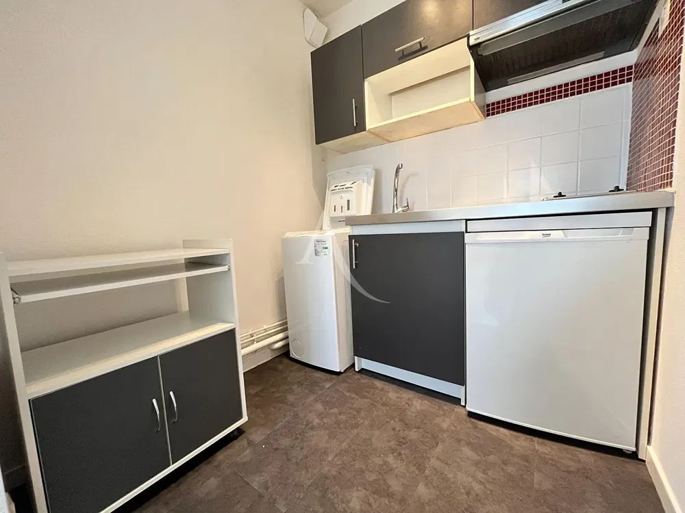 غرفة معيشة; أرضية خشبية, ضوء طبيعي, أسلوب عصري, أسقف عالية