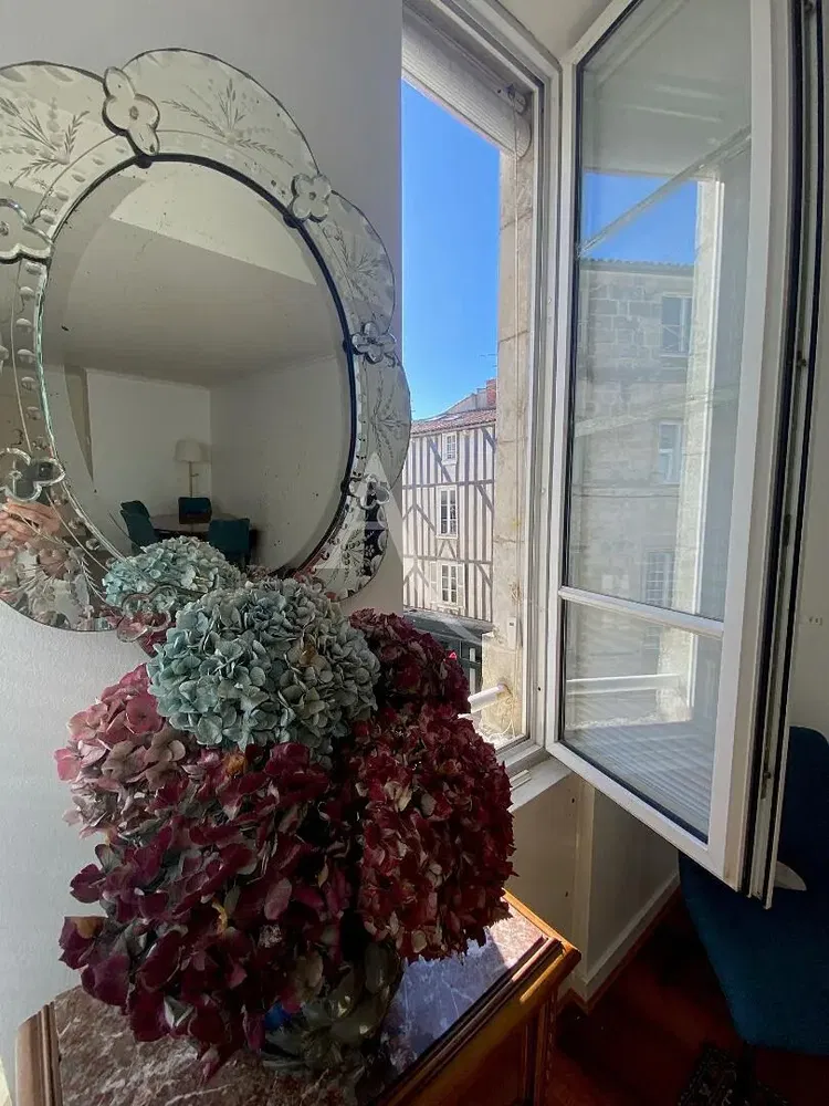 غرفة معيشة; أرضية خشبية, ضوء طبيعي, أسلوب عصري, أسقف عالية