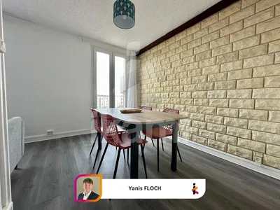 Soggiorno; pavimento in legno, luce naturale, stile moderno, soffitti alti