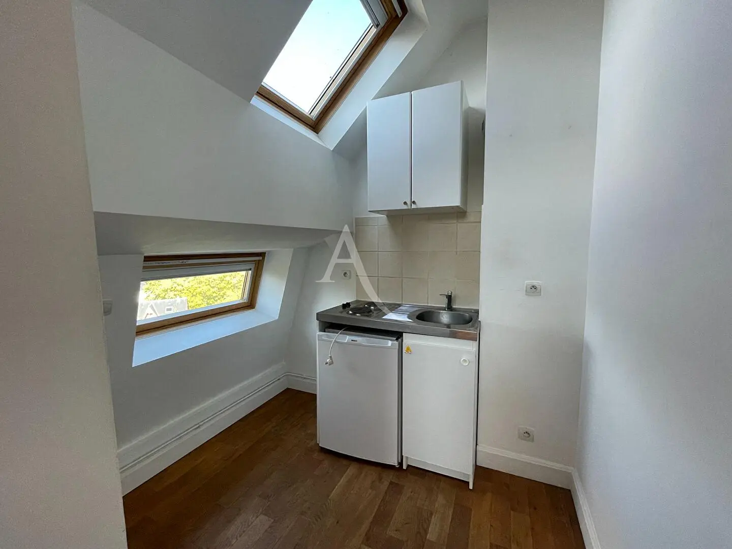 Σαλόνι; ξύλινο πάτωμα, φυσικό φως, μοντέρνο στυλ, ψηλά ταβάνια