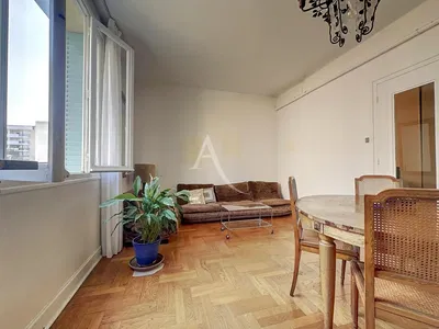 Salon; parquet, lumière naturelle, style moderne, hauteur sous plafond
