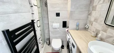 Wohnzimmer; holzboden, tageslicht, moderner stil, hohe decken