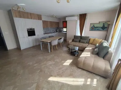 Kuchyně; kuchyňské spotřebiče, dřevěná podlaha, přirozené světlo, moderní styl, po rekonstrukci