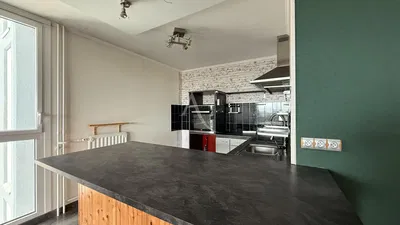 Wohnzimmer; holzboden, tageslicht, moderner stil, hohe decken