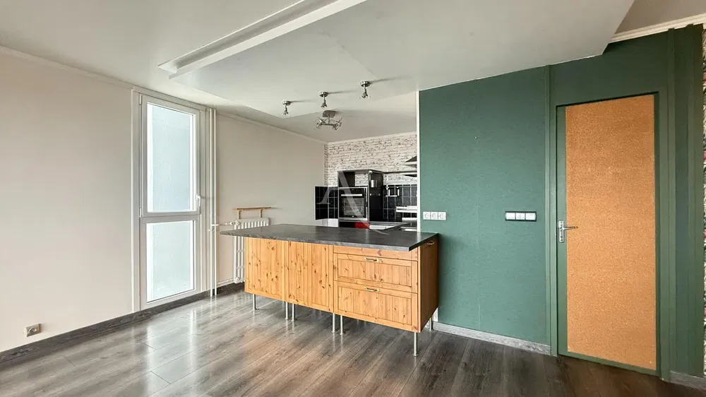 Wohnzimmer; holzboden, tageslicht, moderner stil, hohe decken