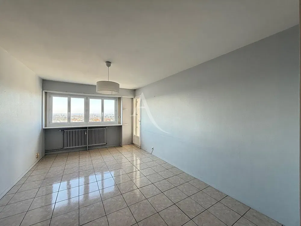 Wohnzimmer; holzboden, tageslicht, moderner stil, hohe decken