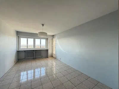 Wohnzimmer; holzboden, tageslicht, moderner stil, hohe decken