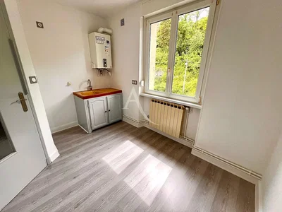 Sala de estar; chão de madeira, luz natural, estilo moderno, teto alto