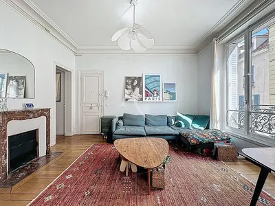 غرفة معيشة; أرضية خشبية, ضوء طبيعي, أسلوب عصري, أسقف عالية