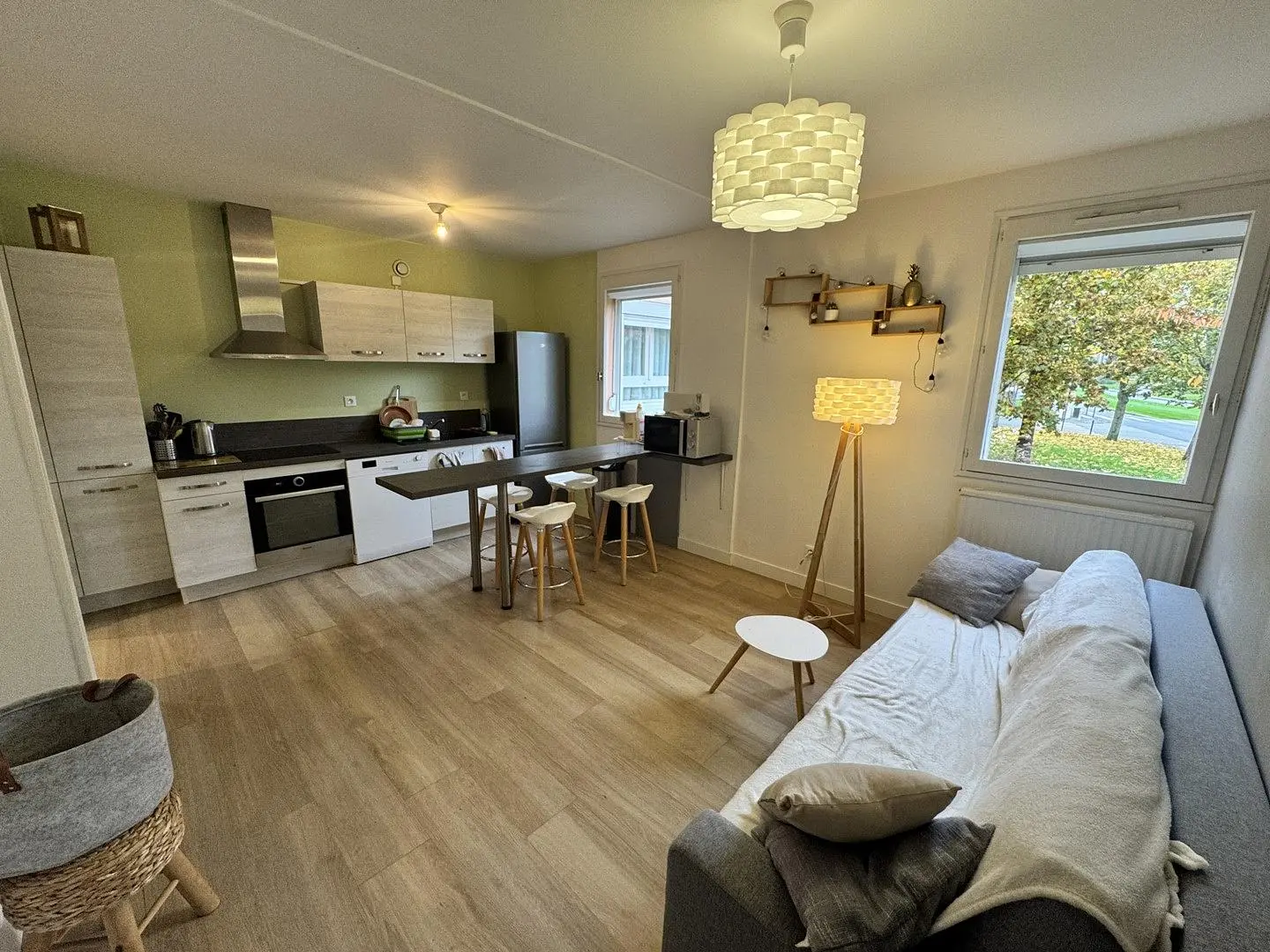 Oturma odası; ahşap zemin, doğal ışık, modern stil, yüksek tavan