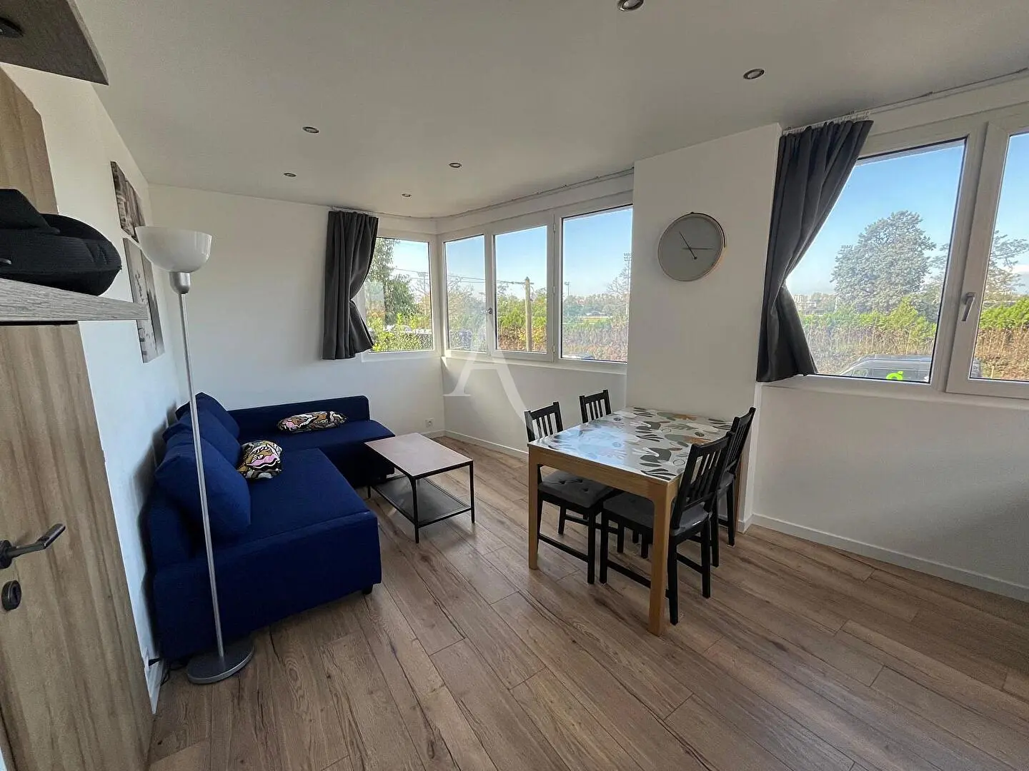 Дневна соба; дрвени под, природно светло, модерни стил, високи плафони