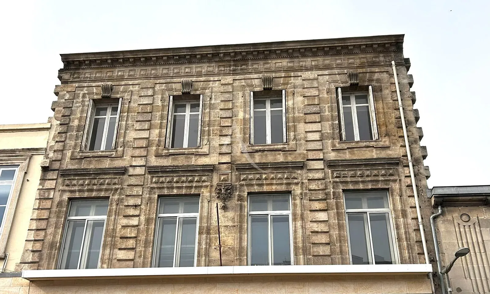 Salon; parquet, lumière naturelle, style moderne, hauteur sous plafond
