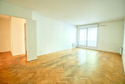 Soggiorno; pavimento in legno, luce naturale, stile moderno, soffitti alti