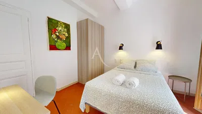 Wohnzimmer; holzboden, tageslicht, moderner stil, hohe decken