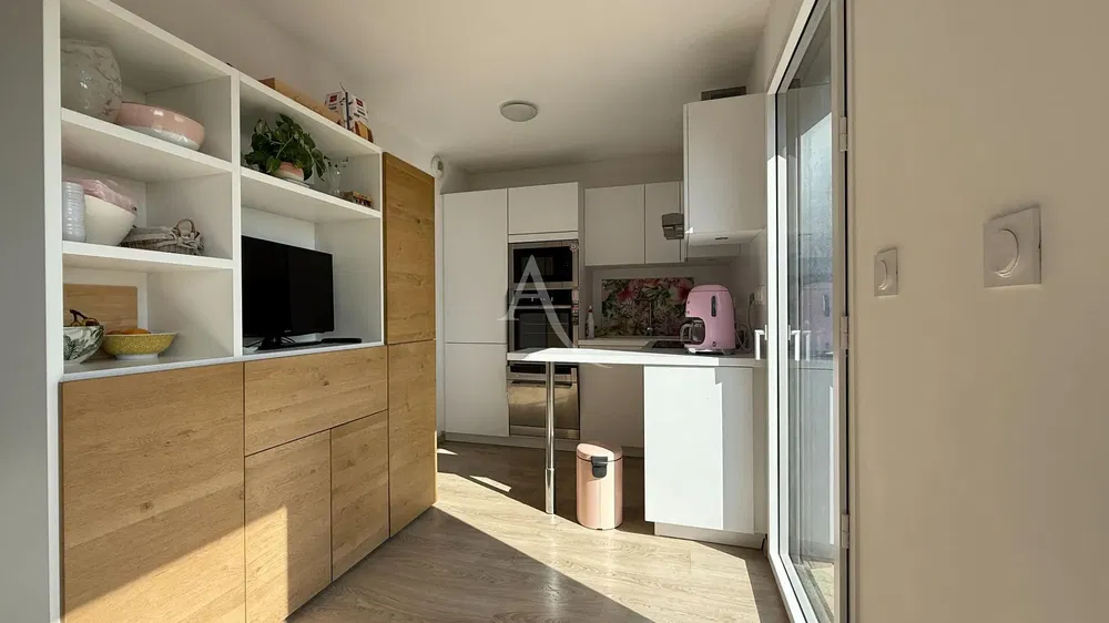 Keuken; keukenapparatuur, houten vloer, natuurlijk licht, moderne stijl, gerenoveerd