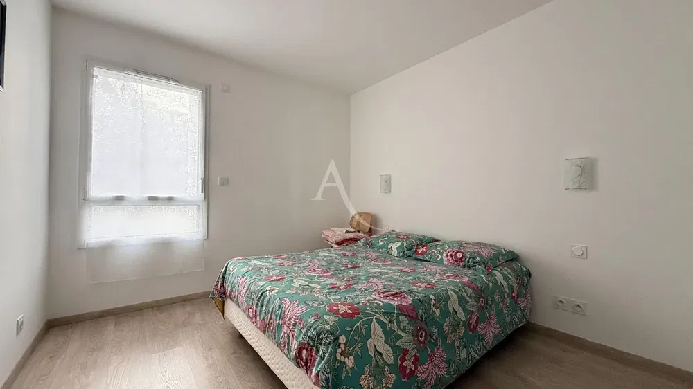 Κουζίνα; συσκευές κουζίνας, ξύλινο πάτωμα, φυσικό φως, μοντέρνο στυλ, ανακαινισμένο